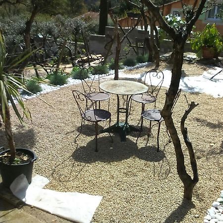 Bed and Breakfast Chez Elles 2 Caumont-sur-Durance Exterior foto